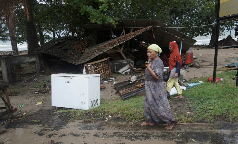 Počet mrtvých po tsunami v Indonésii rychle stoupal (23. 12. 2018)