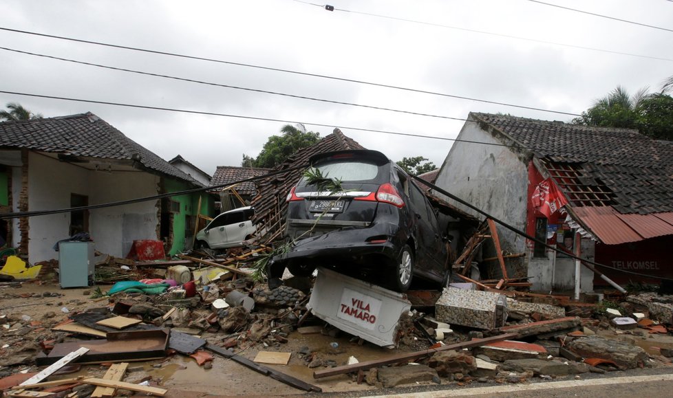 Počet mrtvých po tsunami v Indonésii rychle stoupal (23. 12. 2018).