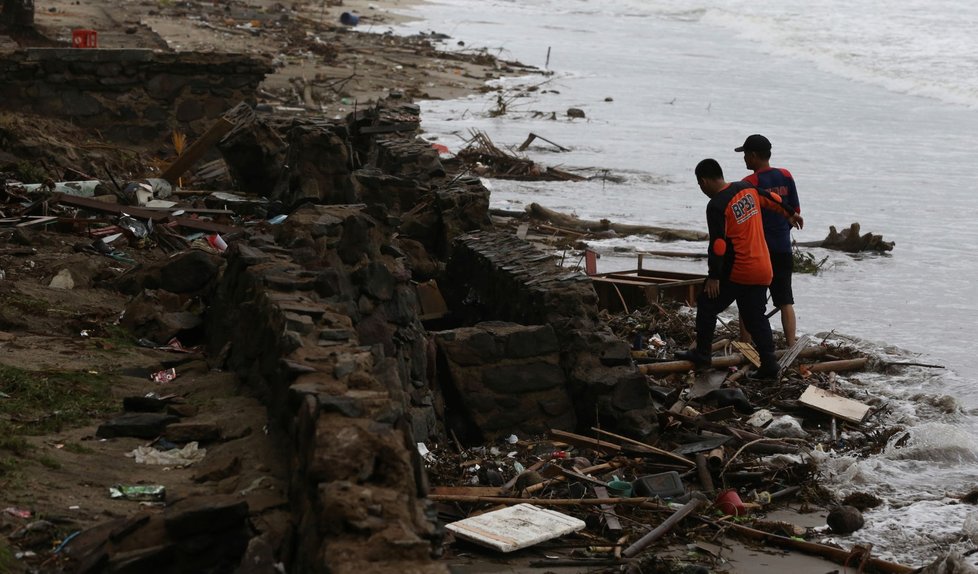 Počet mrtvých po tsunami v Indonésii rychle stoupal (23. 12. 2018).