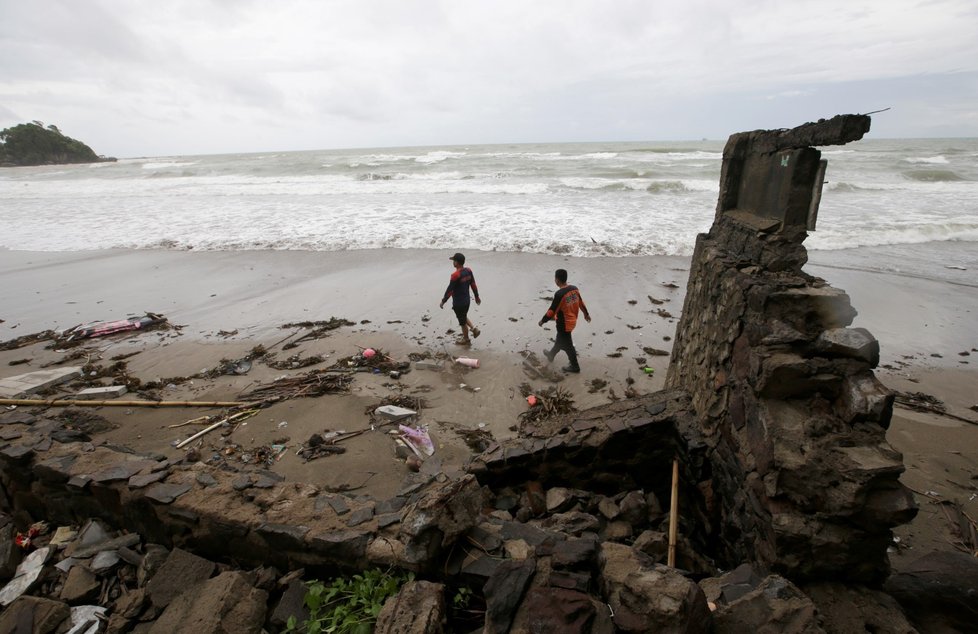 Počet mrtvých po tsunami v Indonésii rychle stoupal (23. 12. 2018)