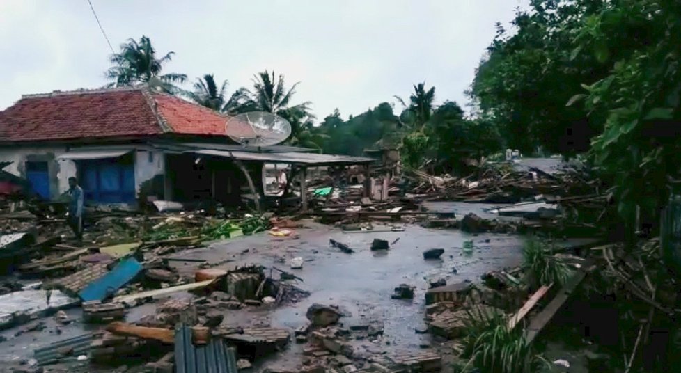 Počet mrtvých po tsunami v Indonésii rychle stoupal (23. 12. 2018)