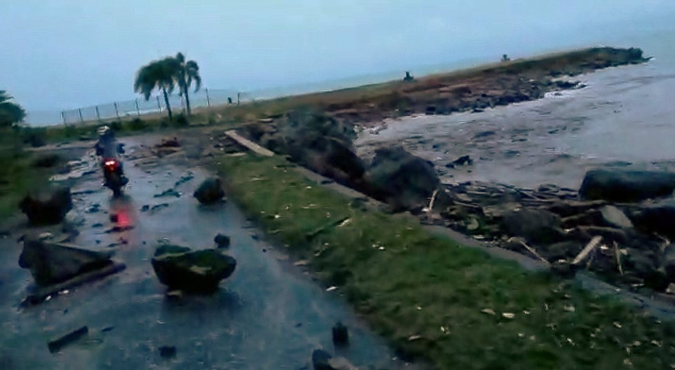 Počet mrtvých po tsunami v Indonésii rychle stoupal (23. 12. 2018)