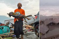 Foto, které rve srdce: Muž s mrtvým dítětem překračuje trosky po tsunami. Již 384 mrtvých