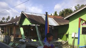 Indonéský ostrov Sulawesi zasáhlo zemětřesení a následná vlna tsunami.
