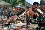 Počet mrtvých po tsunami v Indonésii rychle stoupal (23. 12. 2018)