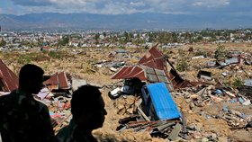 Bilance zemětřesení a následné vlny tsunami, které na konci září postihly indonéský ostrov Sulawesi, překročila 2000 mrtvých. Zraněných je více než 10.000 a na 70.000 lidí muselo opustit své domovy.