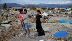 Město Palu a okolní oblasti poničily 28. září zemětřesení o síle 7,4 stupně a následně tsunami. Vedle 2010 obětí hovoří úřady možná až o 5000 nezvěstných.