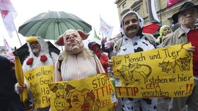 Protest v Mnichově proti TTIP a CETA, dohodám Evropské unie s USA a Kanadou