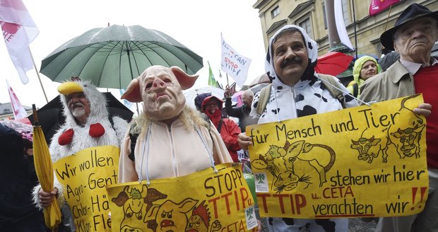 „Podvod na Evropany.“ Němci protestují proti dohodám Bruselu s USA a Kanadou