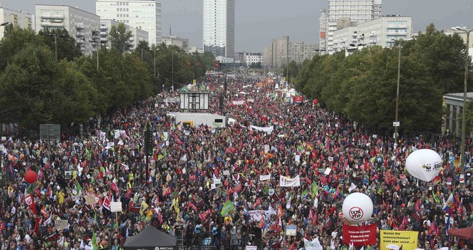 Protest proti dohodám TTIP a CETA v Berlíně