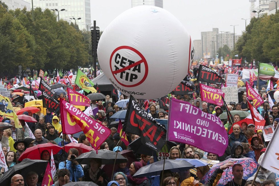 Protesty v Berlíně proti TTIP a CETA, dohodám Evropské unie s USA a Kanadou