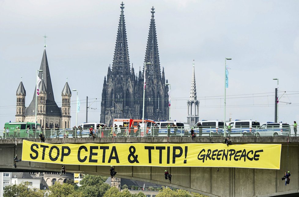 Protesty v Kolíně nad Rýnem proti TTIP a CETA, dohodám Evropské unie s USA a Kanadou