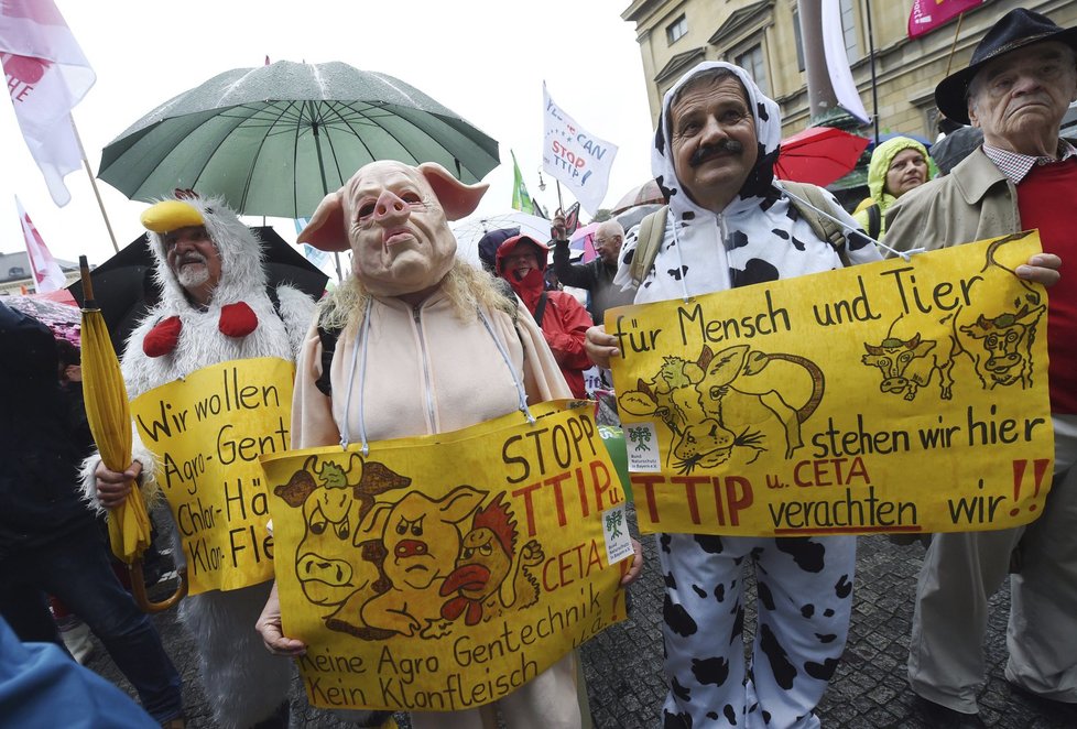 Protest v Mnichově proti TTIP a CETA, dohodám Evropské unie s USA a Kanadou