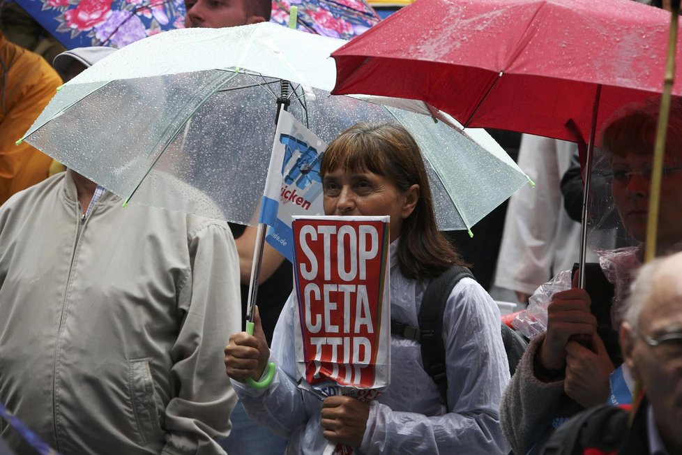 Protesty v Berlíně proti TTIP a CETA, dohodám Evropské unie s USA a Kanadou