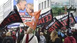 „Opilý kapitalisme, vrať se domů!“ Tisíce Němců demonstrovaly proti dohodě s USA