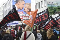 „Opilý kapitalisme, vrať se domů!“ Tisíce Němců demonstrovaly proti dohodě s USA