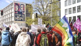 Na 35 000 lidí protestovalo v Německu proti dohodě s USA.