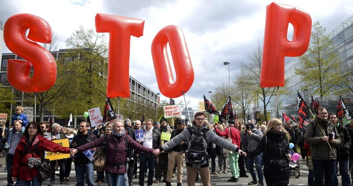 Na 25 000 lidí protestovalo v Německu proti dohodě s USA.