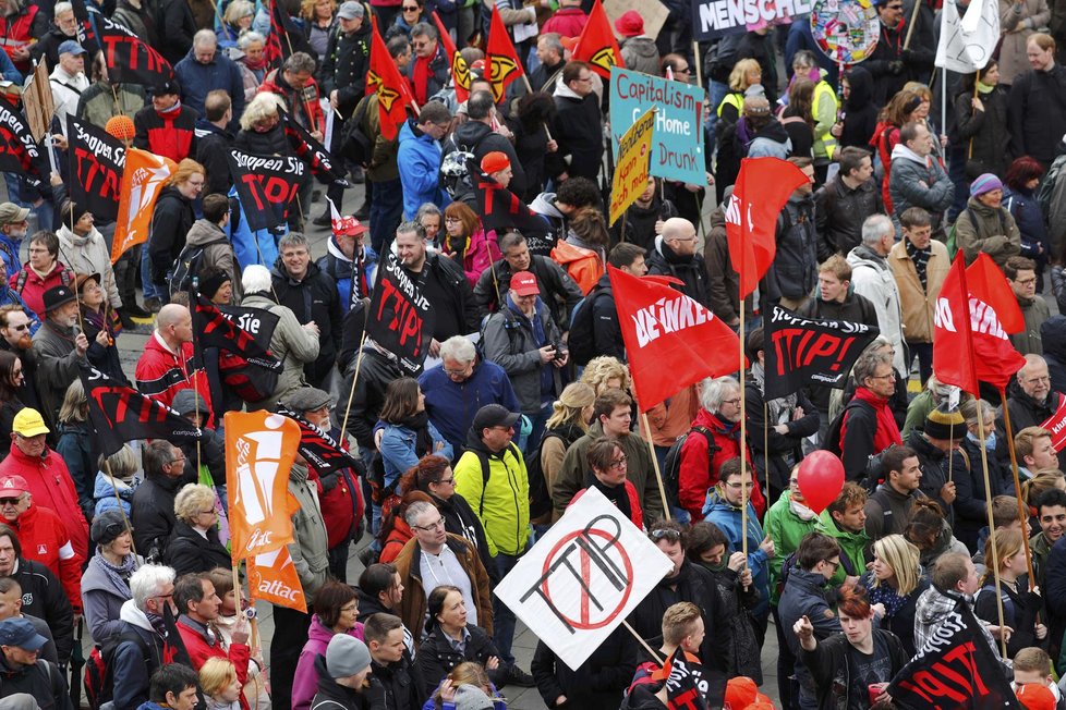 Na 25 000 lidí protestovalo v Německu proti dohodě s USA.
