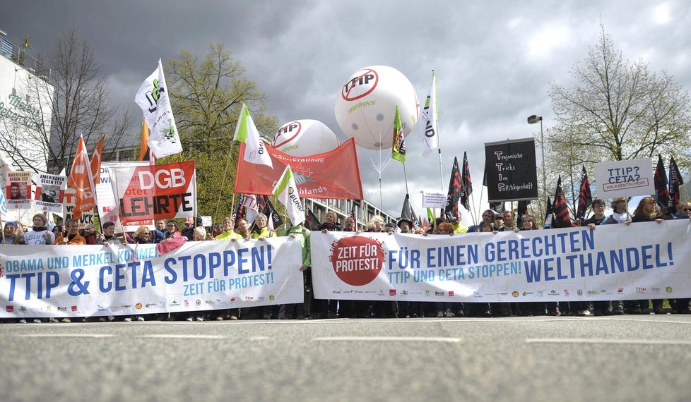 Na 25 000 lidí protestovalo v Německu proti dohodě s USA.