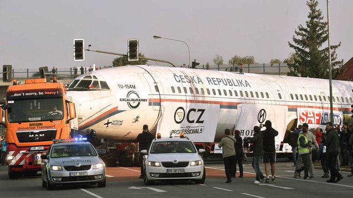 Stěhování vládního speciálu Tu-154 do muzea v Kunovicích. Druhý vyřazený letoun by mělo získat mladoboleslavské muzeum