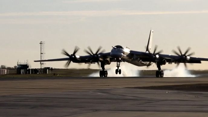 Ruský strategický bombardér Tu-95MS během nedávného cvičení jaderných sil