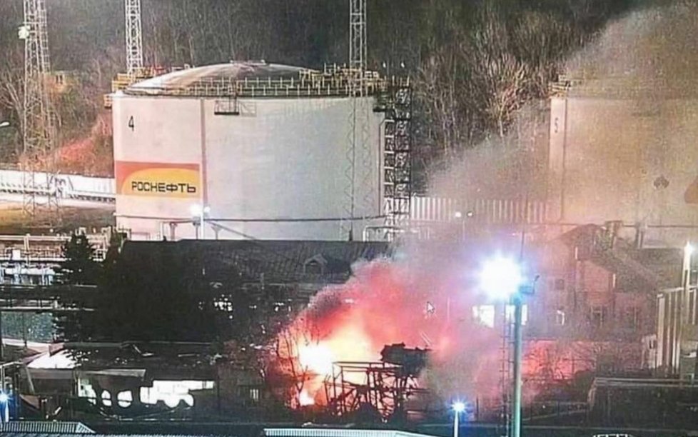 Požár v ruském ropném skladišti v Tuapse (28.2.2023)