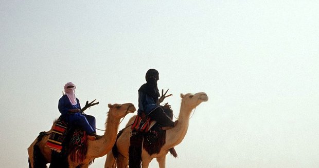 Už dlouhá staletí křižují Saharu a směr cesty často nechávají na nevidomých. Spoléhají na jejich zvýšenou citlivost čichu a chuti. Přezdívají jim „modří muži z pouště“ kvůli indigovým šátkům, které jim barví obličeje do temných odstínů.