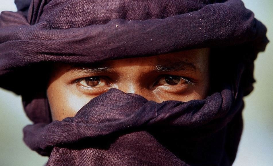 Už dlouhá staletí křižují Saharu a směr cesty často nechávají na nevidomých. Spoléhají na jejich zvýšenou citlivost čichu a chuti. Přezdívají jim „modří muži z pouště“ kvůli indigovým šátkům, které jim barví obličeje do temných odstínů.