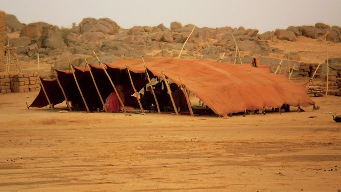 Kožený stan dokonale chrání před poledním žárem i pouštní bouří. Je místem odpočinku i společenských setkání.