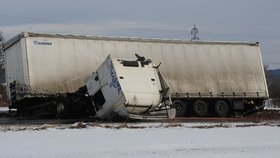 Kamion se převrátil, Není jasné, kdo nehodu způsobil