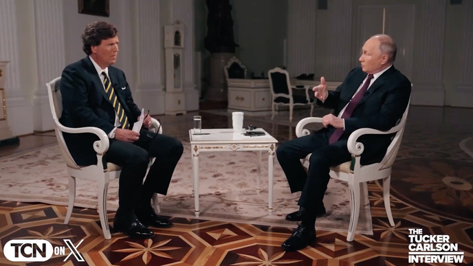 Vladimir Putin s americkým moderátorem Tuckerem Carlsonem.