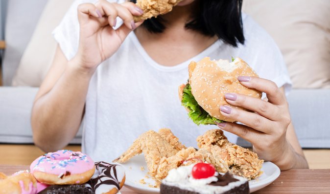 Lidé, kteří vyhledávají tučná a nezdravá jídla, bývají podle vědců neurotičtí