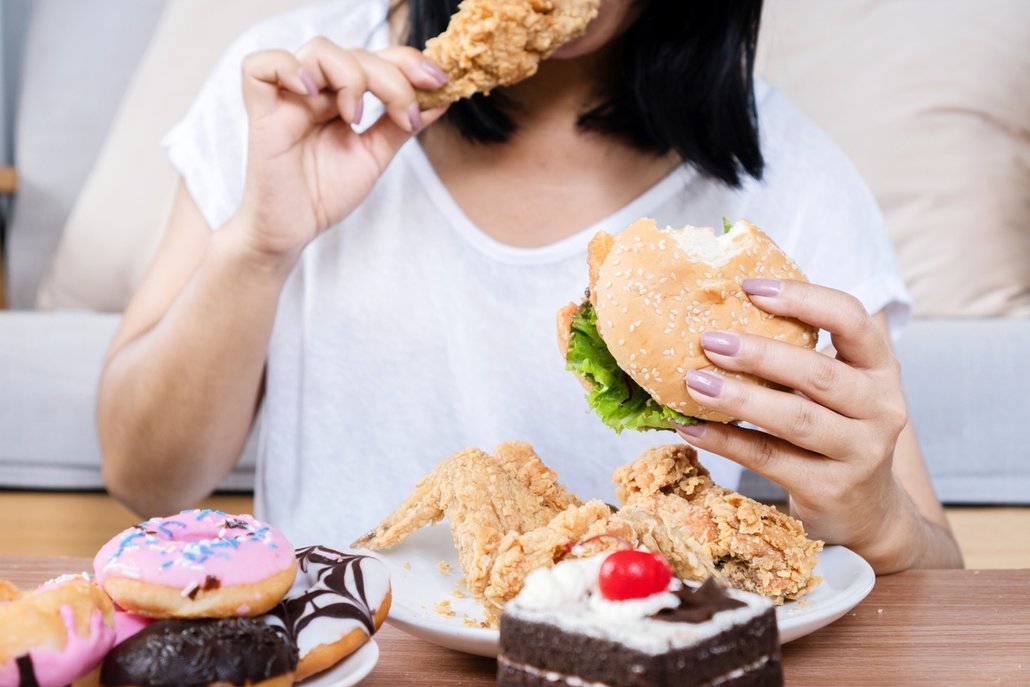 Lidé, kteří vyhledávají tučná a nezdravá jídla, bývají podle vědců neurotičtí