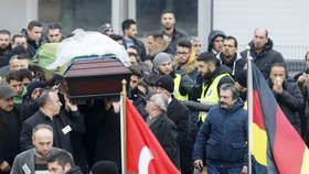 Dívka byla původem z Turecka. Proto byly na pohřbu přítomné neměcké i turecké vlajky
