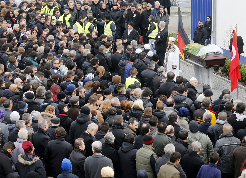 Pohřbu se zúčastnily stovky lidí