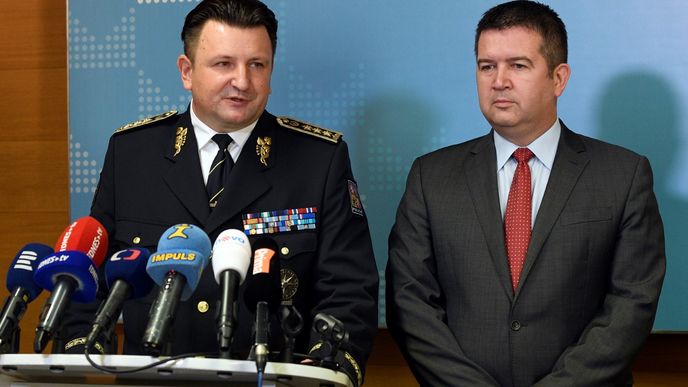 Ministr vnitra Jan Hamáček (ČSSD) a policejní prezident Tomáš Tuhý vystoupili k personálním změnám u policie (30. října 2018)