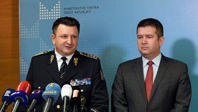 Ministr vnitra Jan Hamáček (ČSSD) a policejní prezident Tomáš Tuhý vystoupili k personálním změnám u policie (30. října 2018).
