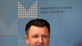 Ministr vnitra Jan Hamáček (ČSSD) a policejní prezident Tomáš Tuhý vystoupili k personálním změnám u policie (30. října 2018).