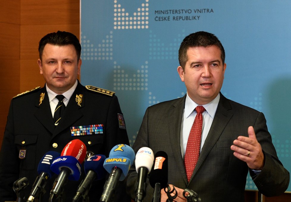 Ministr vnitra Jan Hamáček (ČSSD) a policejní prezident Tomáš Tuhý vystoupili k personálním změnám u policie (30. října 2018)