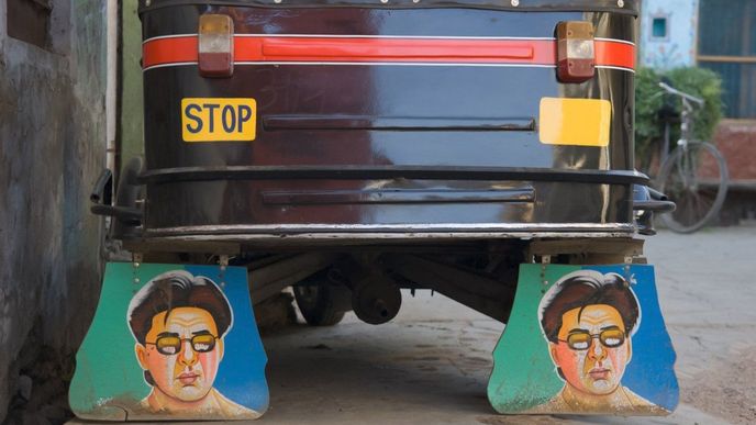 Indičtí řidiči tuk-tuků si svá vozítka zkrášlují obrázky místních celebrit