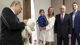 Vladimir Putin "neplánovaně" navštívil rodinu onkologa v Tule (