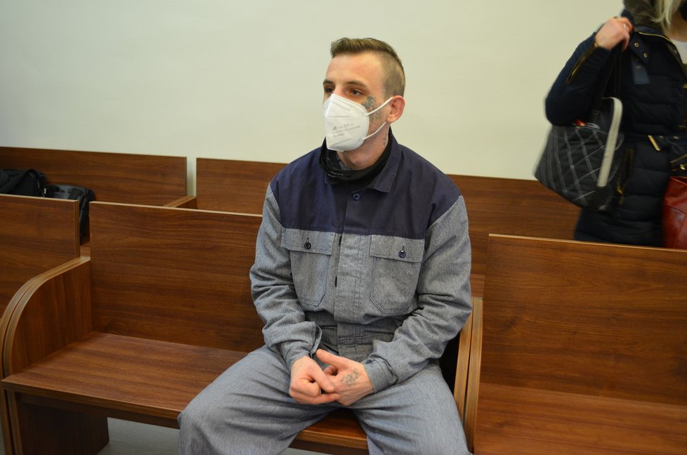 Ondřeji Tulejovi je jen 23 let, přesto už vyslechl osmý odsuzující rozsudek. Ve vězení, kde si odpykává trest za vraždu, pobude o pět let déle za těžké ublížení na zdraví. Napadl spoluvězně.