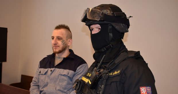 K soudu vedli devětkrát trestaného Ondřeje Tuleje (27) vedli těžkooděnci. Odpykává si trest za vraždu, ale už potřetí zbil spoluvězně.