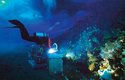 Evoluční biolog Paul Cziko u podvodní kamery oceánografické observatoře McMurdo