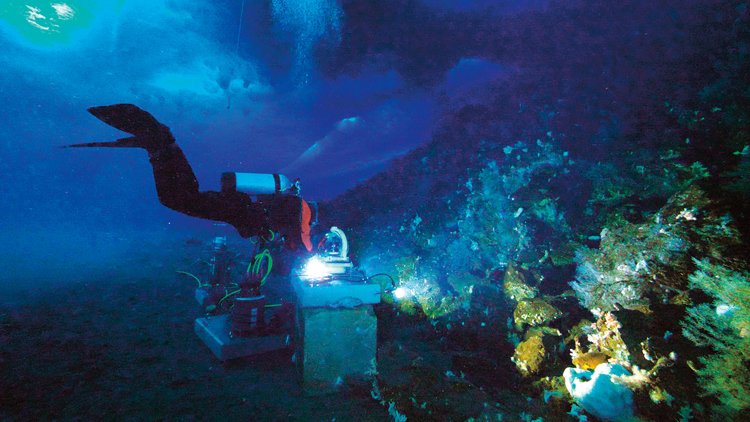Evoluční biolog Paul Cziko u podvodní kamery oceánografické observatoře McMurdo