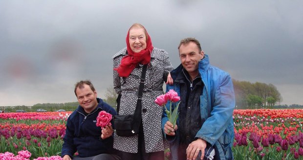 Cibulky tulipány pojmenovaném po Yvonně Meyer, věnovala Faunaparku její dcera Sasha Meyer, pravnučka Adolfa A. Landsbergera, který na konci 18. století vybudoval ve Frýdku-Místku jednu z největších textilek v Rakouském Slezsku. Na snímku jsou Axel Vroling (vlevo) a Mark Ruiter z Nizozemska.