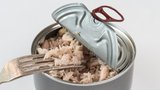Test tuňáků v plechu: Šokující zjištění. Kolik masa skutečně v konzervě je?