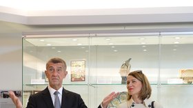 Premiér Andrej Babiš a šéfka jeho kabinetu Tünde Bartha, která stojí za myšlenkou výstavy darů pro premiéra. Inspirovala se prý u francouzského prezidenta Emmanuela Macrona. (8. 5. 2019)