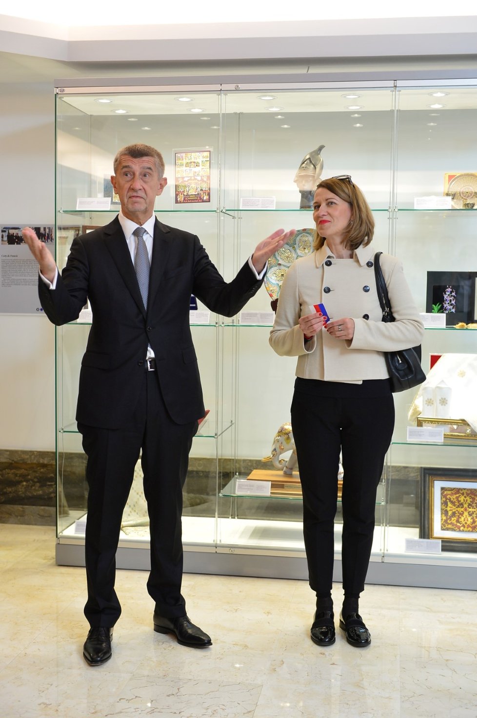 Premiér Andrej Babiš a šéfka jeho kabinetu Tünde Bartha, která stojí za myšlenkou výstavy darů pro premiéra. Inspirovala se prý u francouzského prezidenta Emmanuela Macrona (8. 5. 2019)